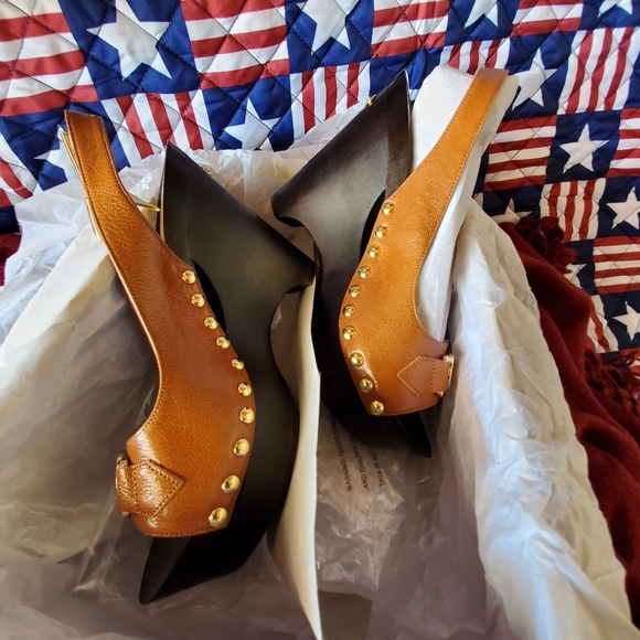 Authentic Michael Kors Charm Sling - Picture 2 of 5